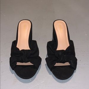 NWOT low black knot sandals